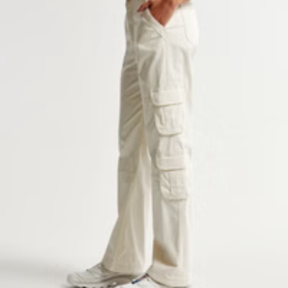 A&F - NWT High Waisted Relaxed Cargo Pant (Women's Size 25L) - Picture 3 of 7